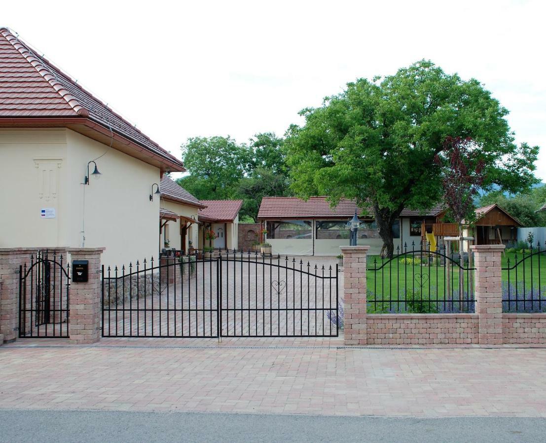 Ubytovanie Tri Ruze Krasnohorske Podhradie Exterior photo