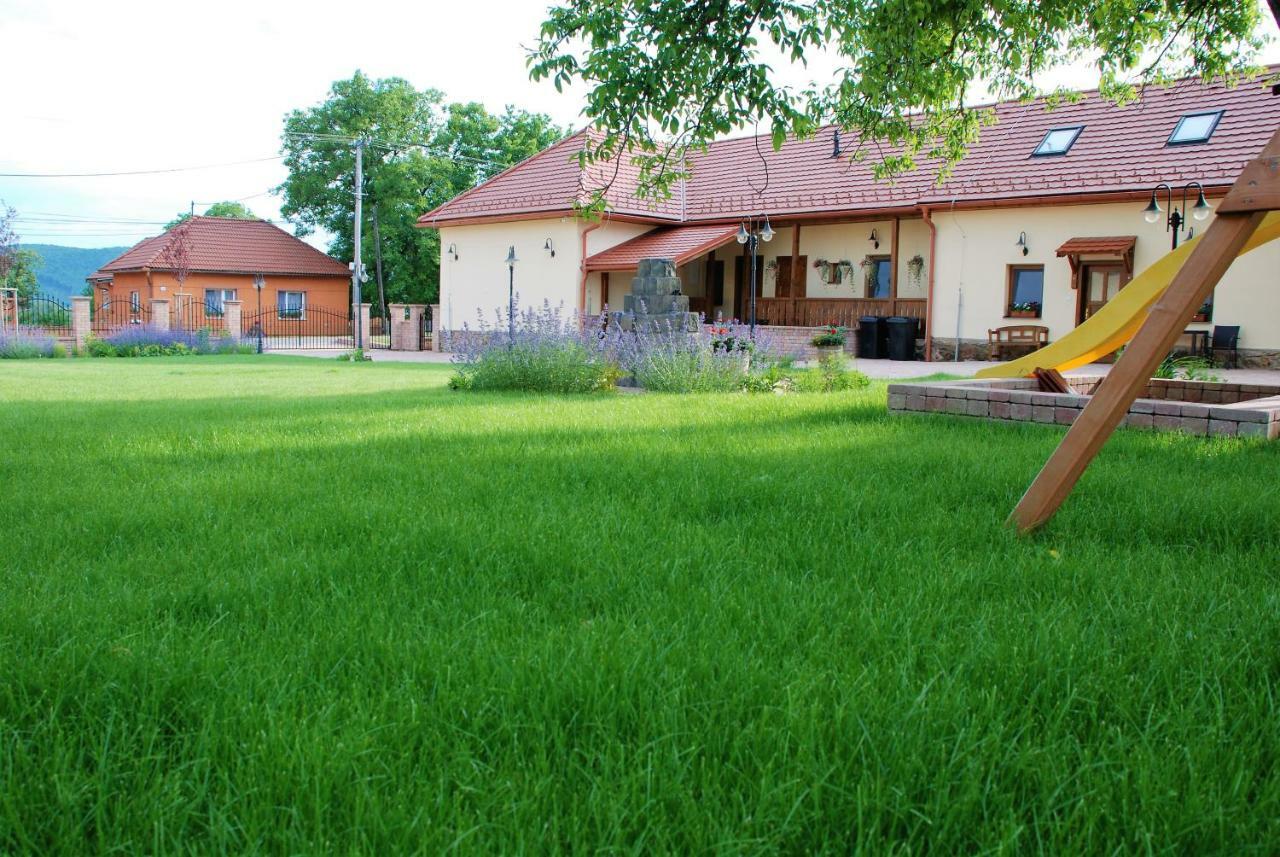 Ubytovanie Tri Ruze Krasnohorske Podhradie Exterior photo