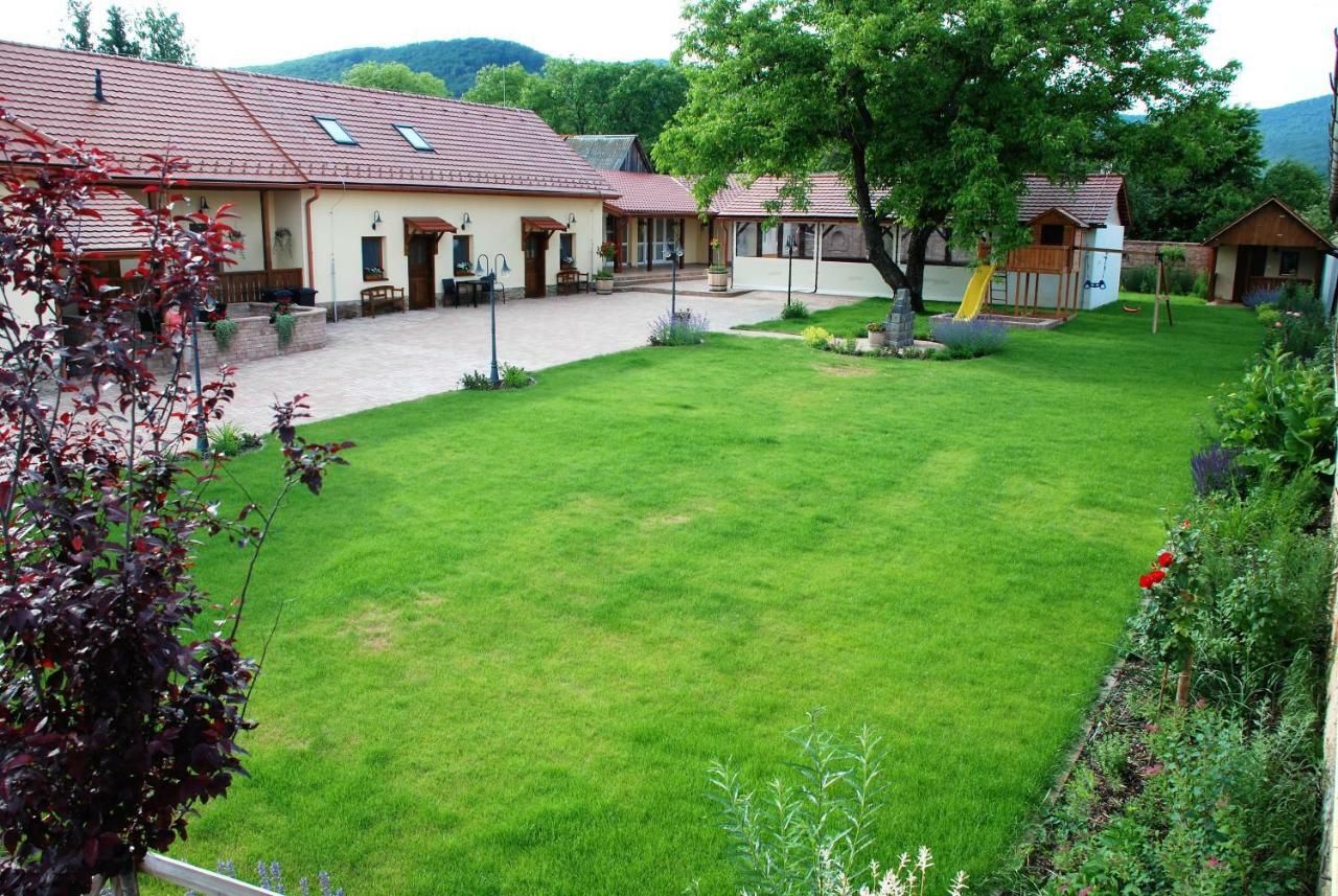 Ubytovanie Tri Ruze Krasnohorske Podhradie Exterior photo